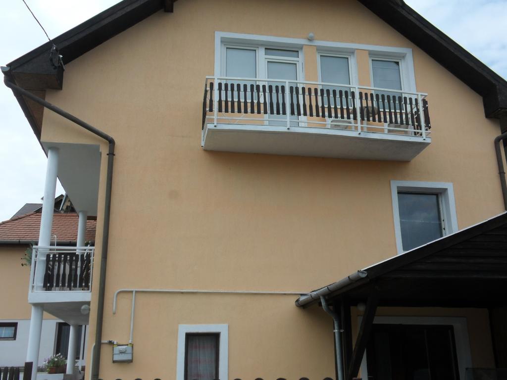 Friends Villa Apartments Heviz Bagian luar foto